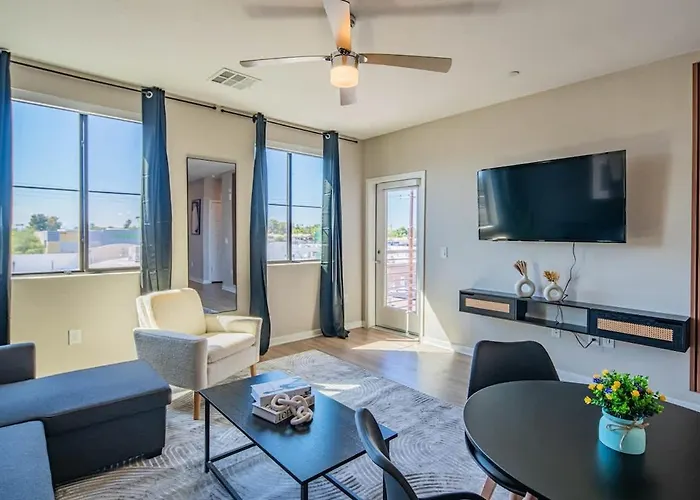 Convenient 1br Uptown Biltmore Gym Pool Parking Apartment