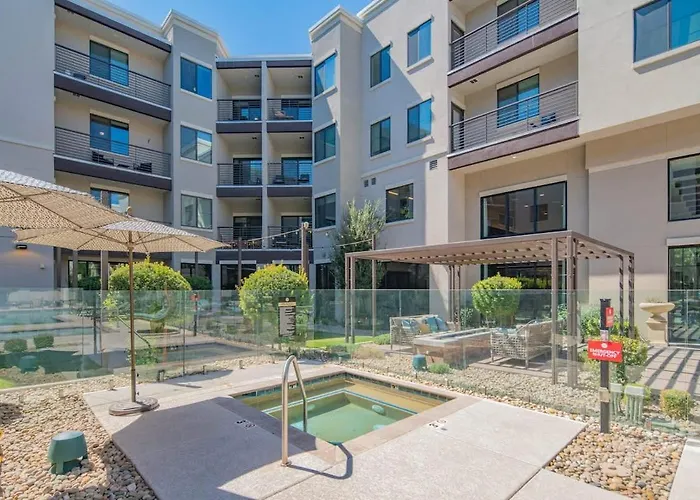 Convenient 1br Uptown Biltmore Gym Pool Parking