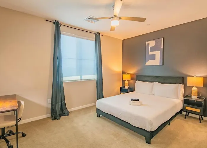 Convenient 1br Uptown Biltmore Gym Pool Parking Apartment Phoenix