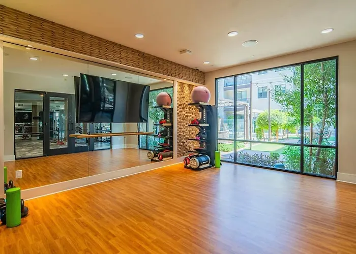 Apartament Convenient 1br Uptown Biltmore Gym Pool Parking