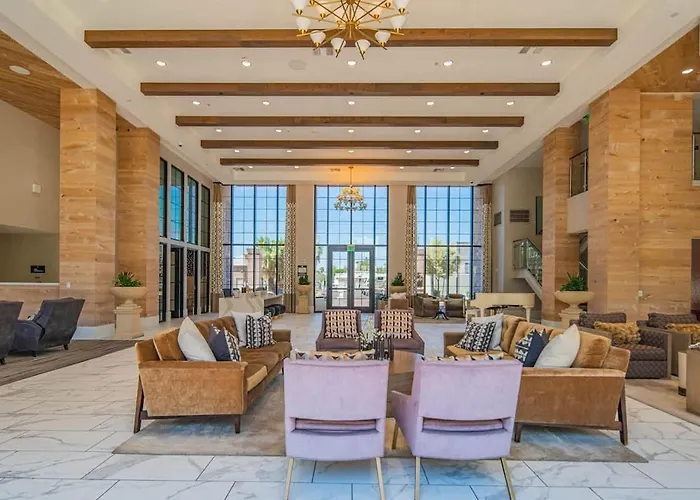 Convenient 1br Uptown Biltmore Gym Pool Parking *