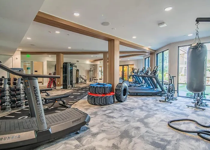 Convenient 1br Uptown Biltmore Gym Pool Parking Apartament Phoenix
