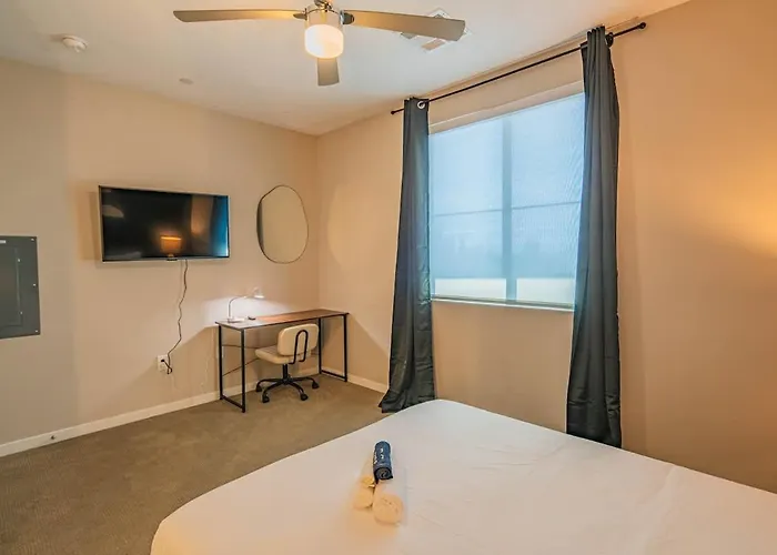 Convenient 1br Uptown Biltmore Gym Pool Parking