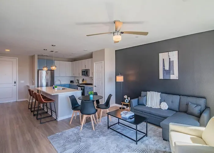 Convenient 1br Uptown Biltmore Gym Pool Parking Apartament *