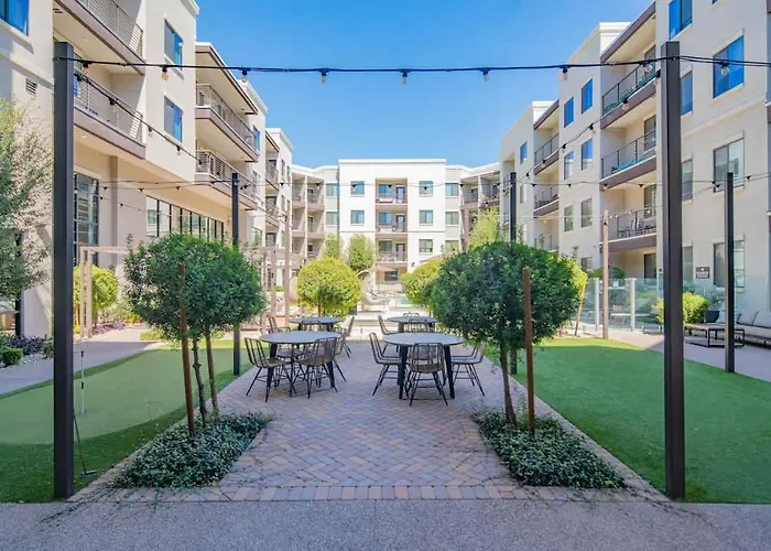 Convenient 1br Uptown Biltmore Gym Pool Parking *