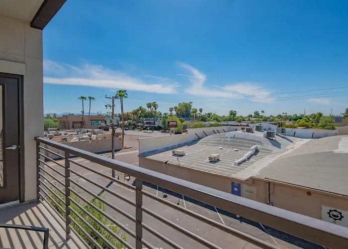 Convenient 1br Uptown Biltmore Gym Pool Parking Apartment