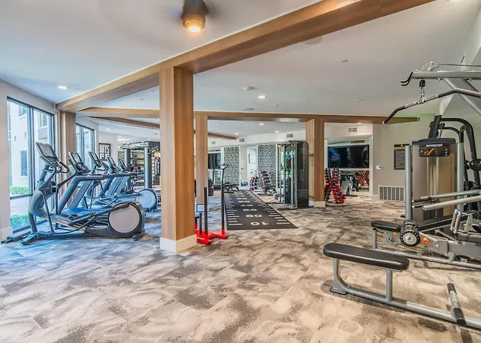 Convenient 1br Uptown Biltmore Gym Pool Parking Apartment Phoenix
