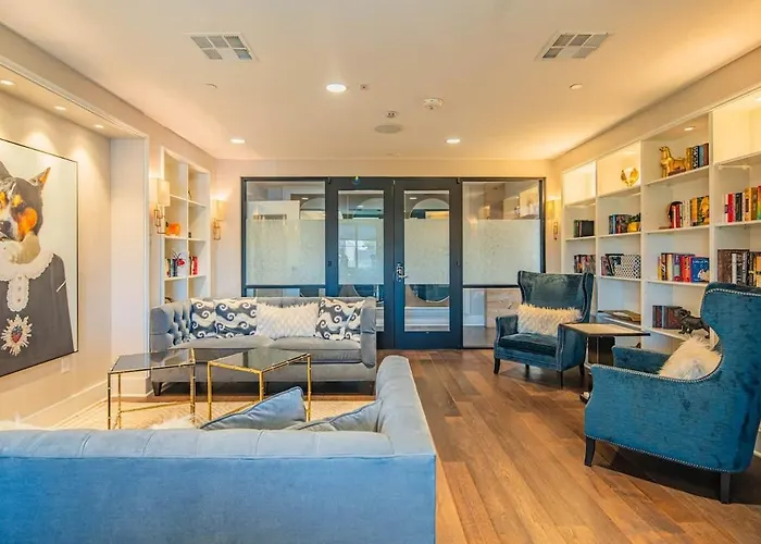 Apartment Convenient 1br Uptown Biltmore Gym Pool Parking
