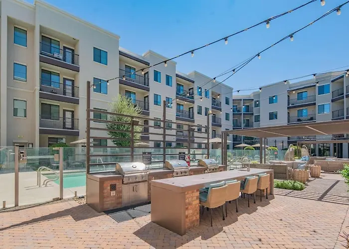 Convenient 1br Uptown Biltmore Gym Pool Parking Apartment Phoenix