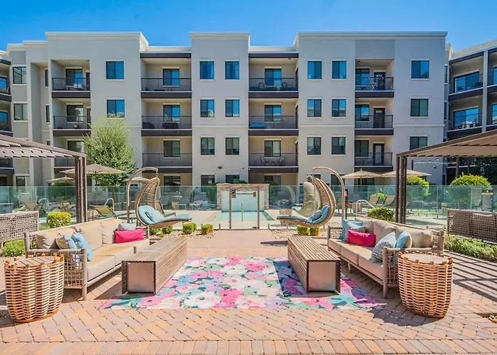 Convenient 1br Uptown Biltmore Gym Pool Parking